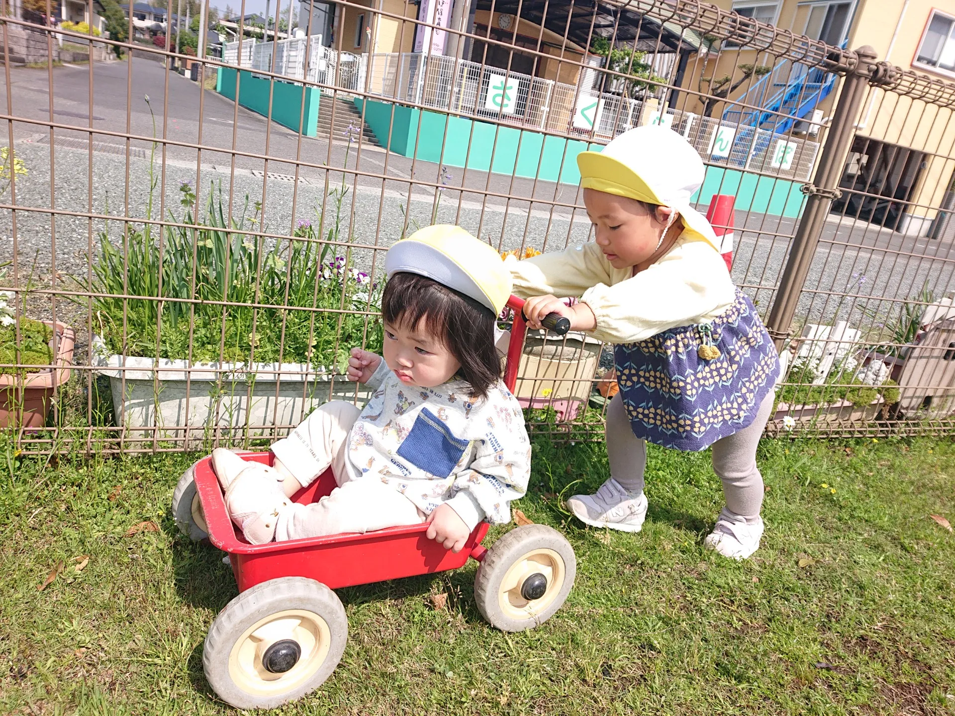 広場で遊ぼう（りんご組、いちご組）