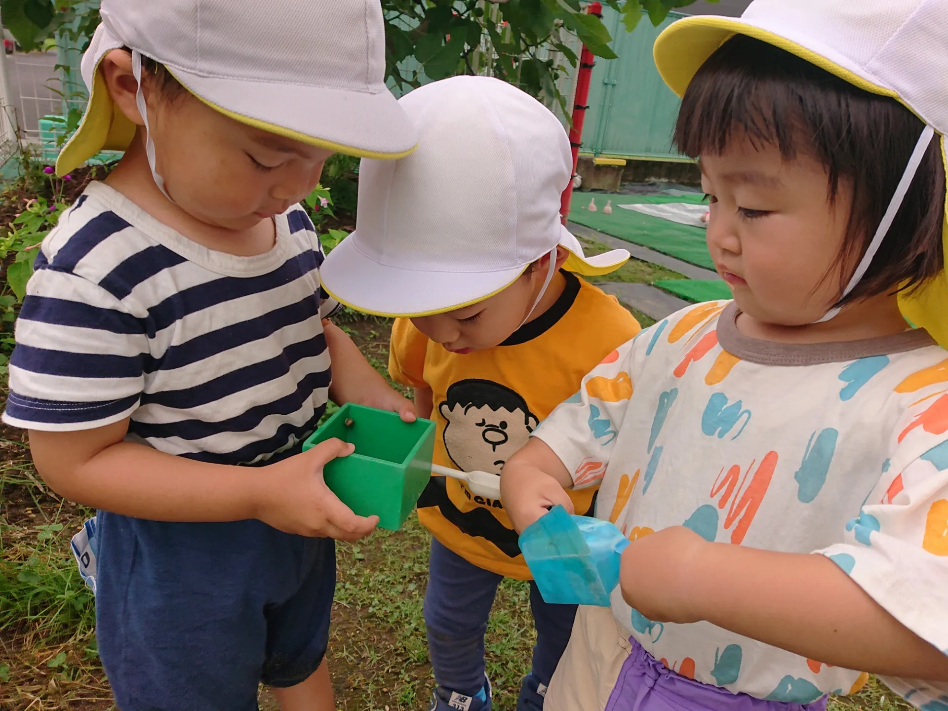 雨上がりのお庭遊び（りんご組、いちご組）