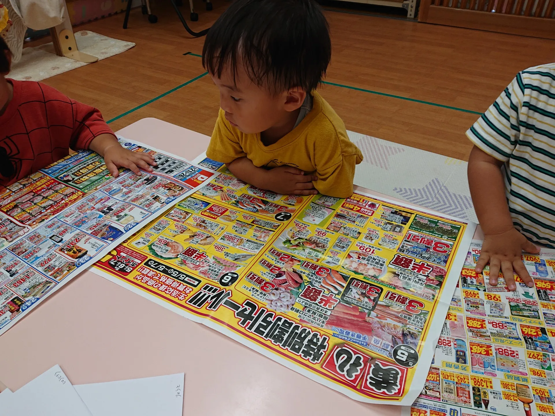 切り紙で遊ぼう（りんご組）