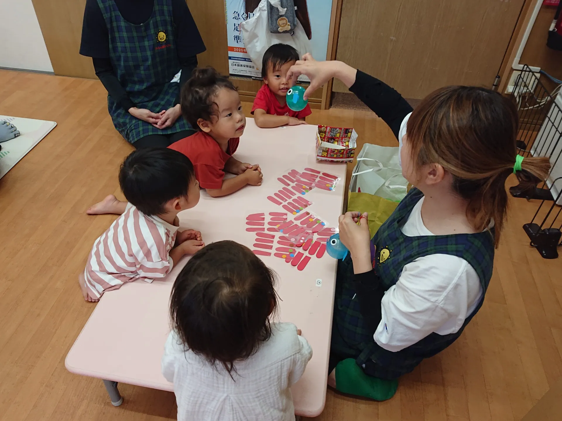 お店屋さんごっこの商品づくり（りんご組）