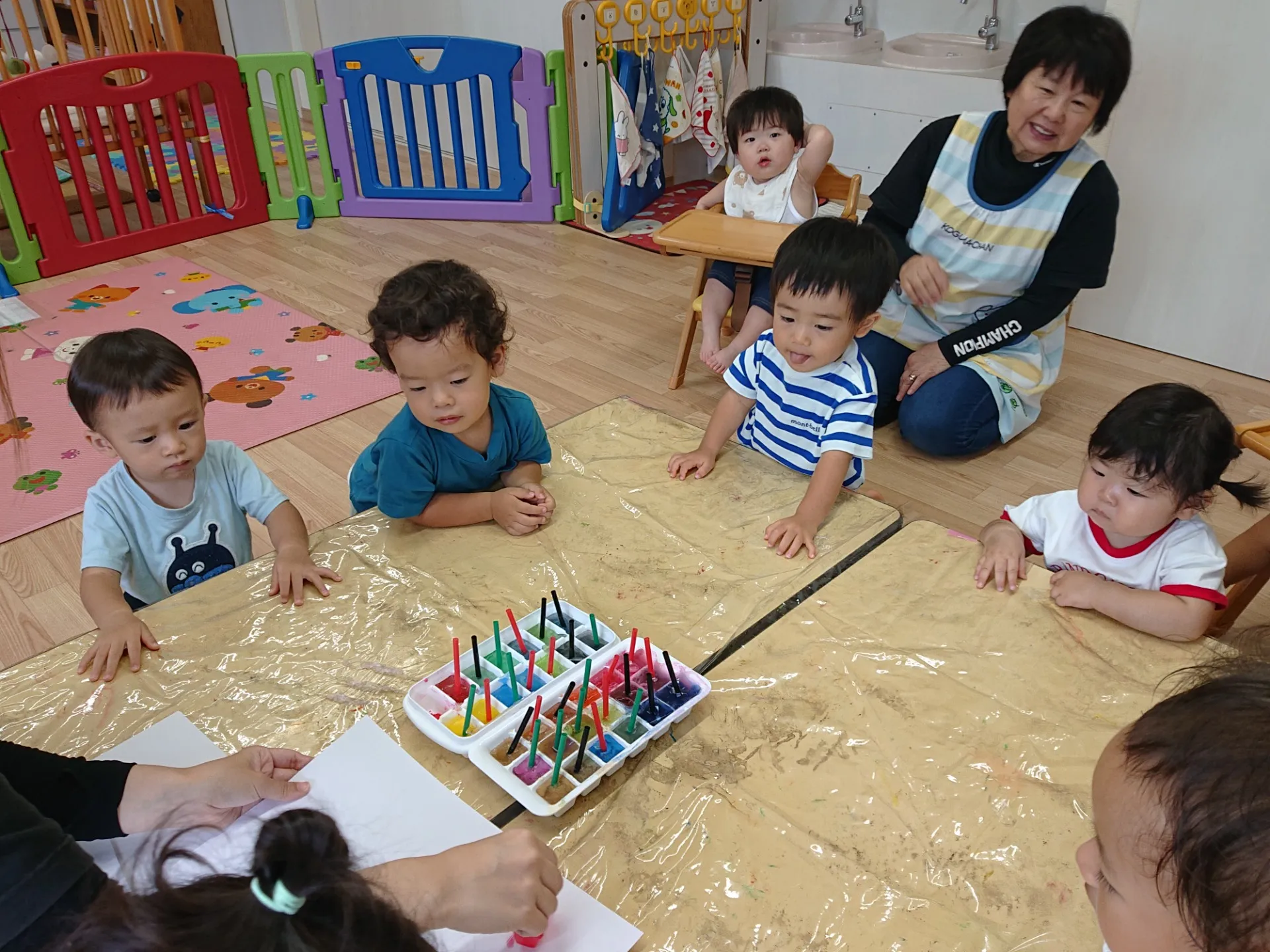 氷絵の具で遊ぼう（りんご組、いちご組）