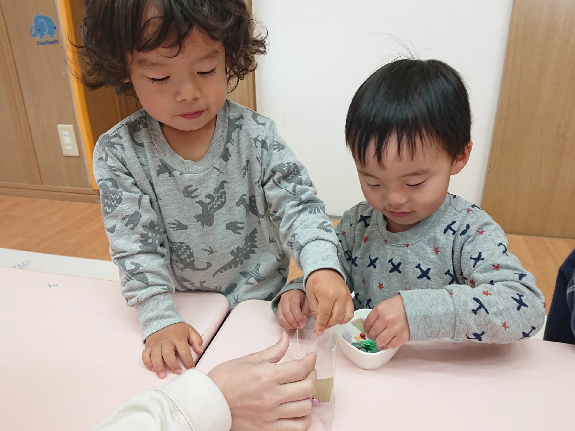 プレゼント製作、修了式の練習（りんご組）