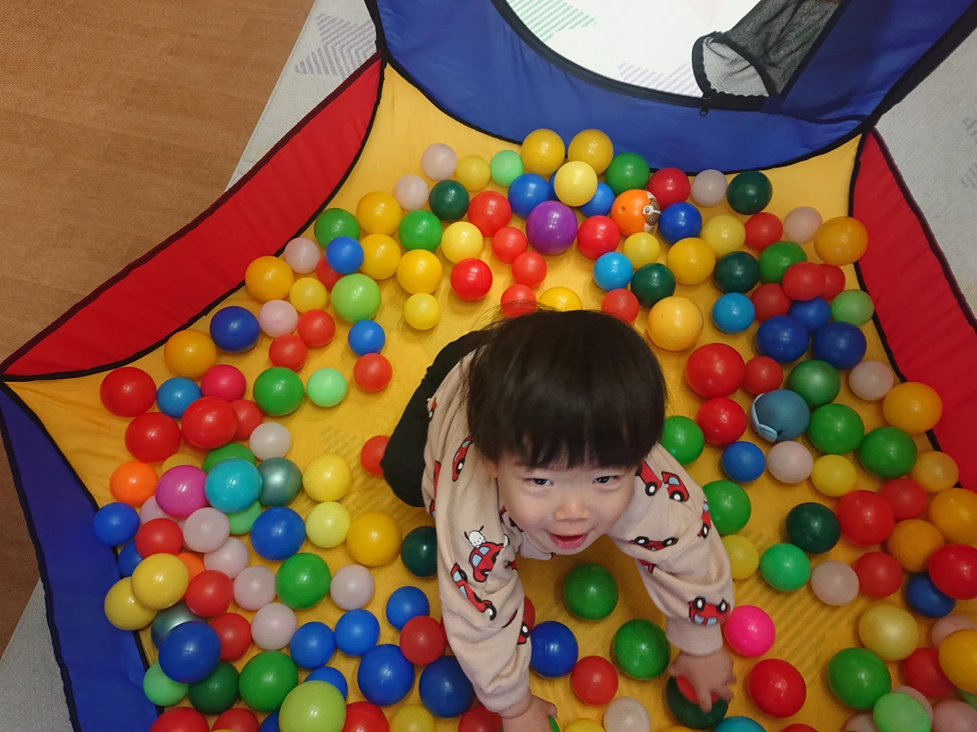 ボールプールで遊ぼう（いちご組、りんご組）